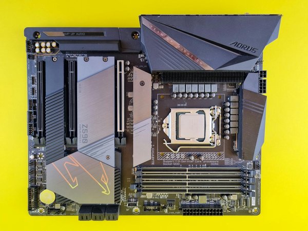 Quels sont les avantages d'utiliser des cartes graphiques NVIDIA Quadro pour les logiciels de CAO?